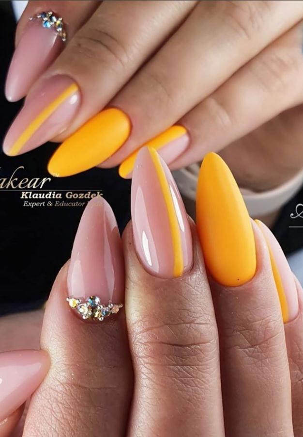 32 Yellow Nails With Glitter You Should Try in Spring - Lily Fashion Style