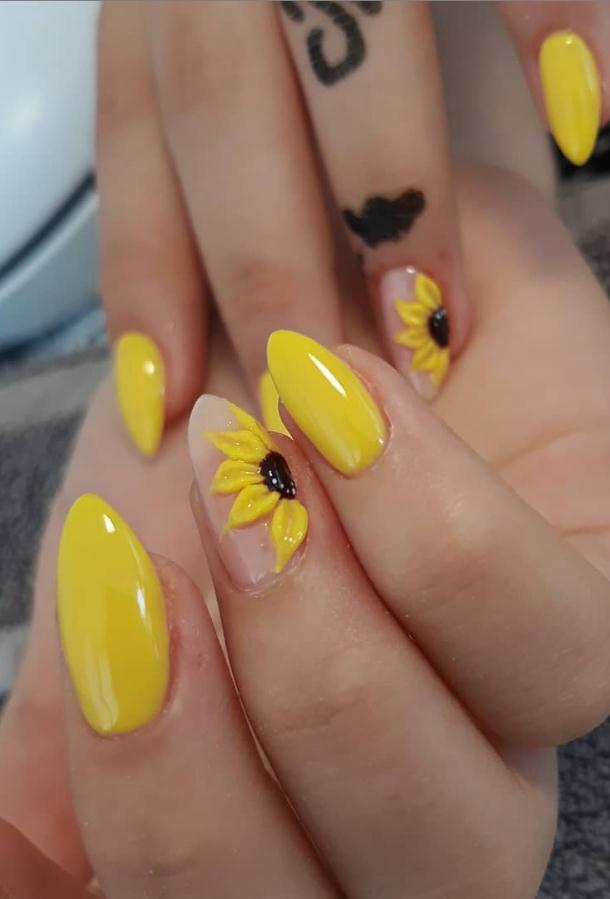32 Yellow Nails With Glitter You Should Try in Spring - Lily Fashion Style