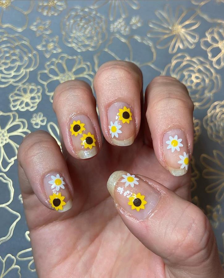 46 Beautiful Acrylic Short Sunflower Nails Art Designs In Summer - Lily