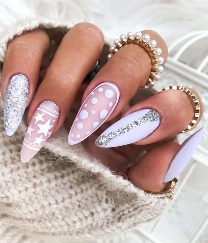 35 Chic And Festive Christmas Nail Art Ideas To Try 2020 - Lily Fashion ...