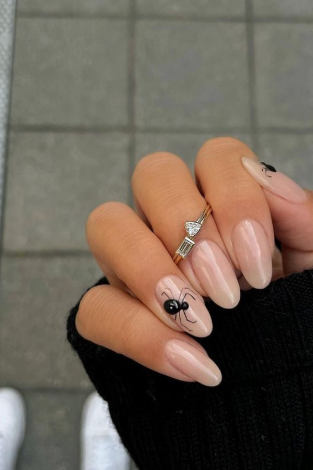 Almond nail design with spider