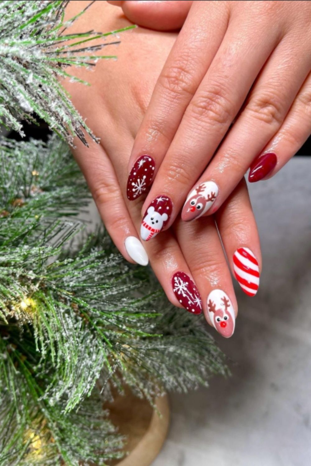 Short nails art with reindeer