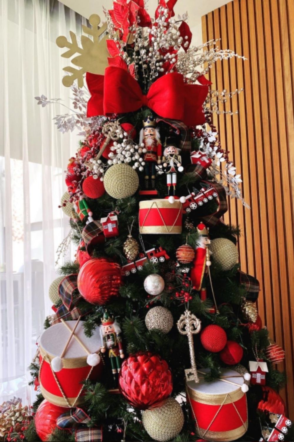 Red-Themed Christmas Tree