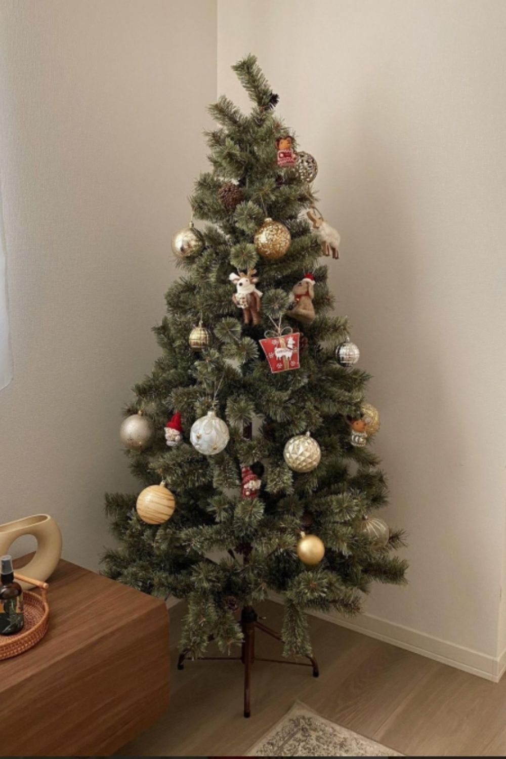 A Christmas tree hung with presents
