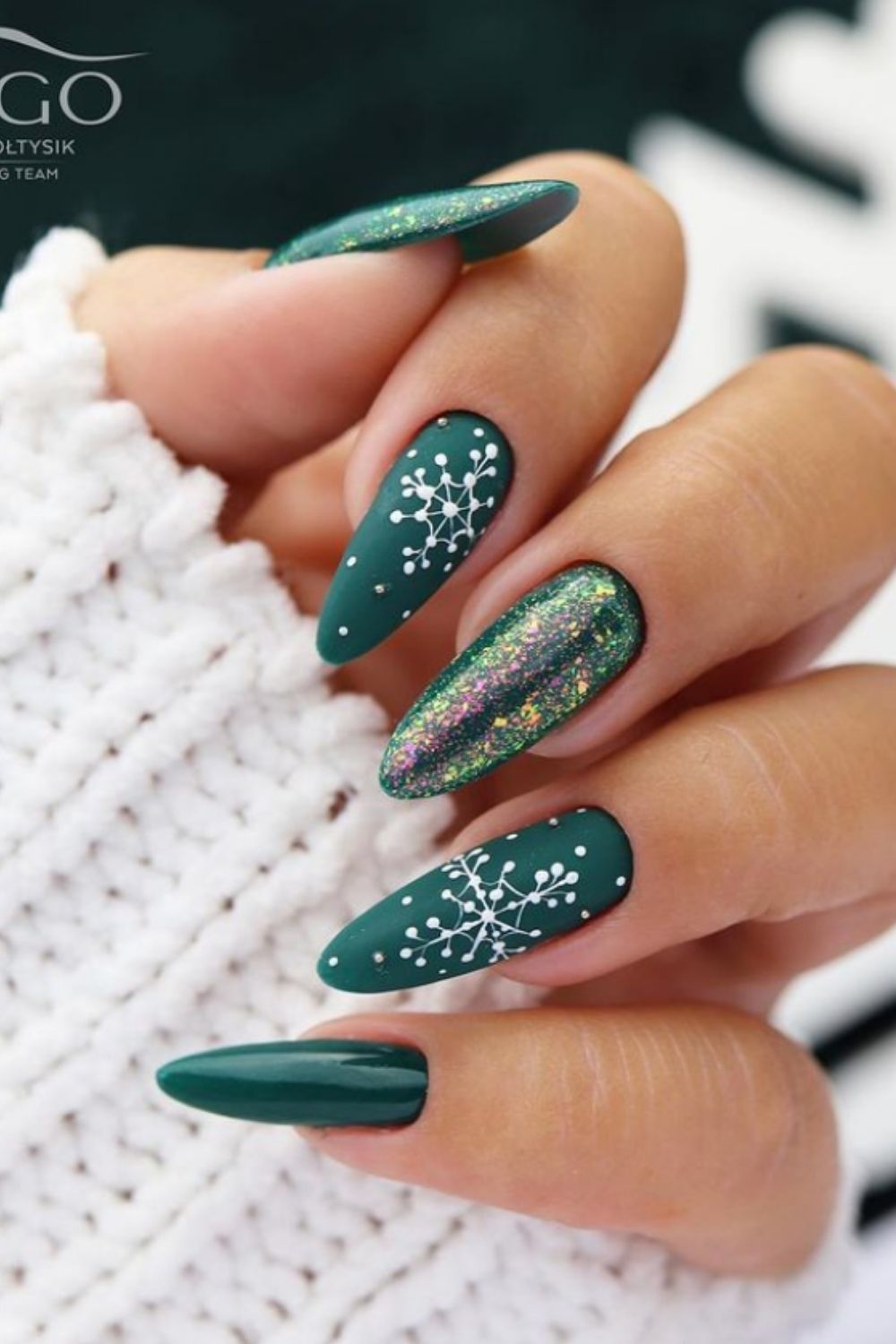 Green and glitter green almond nails ideas