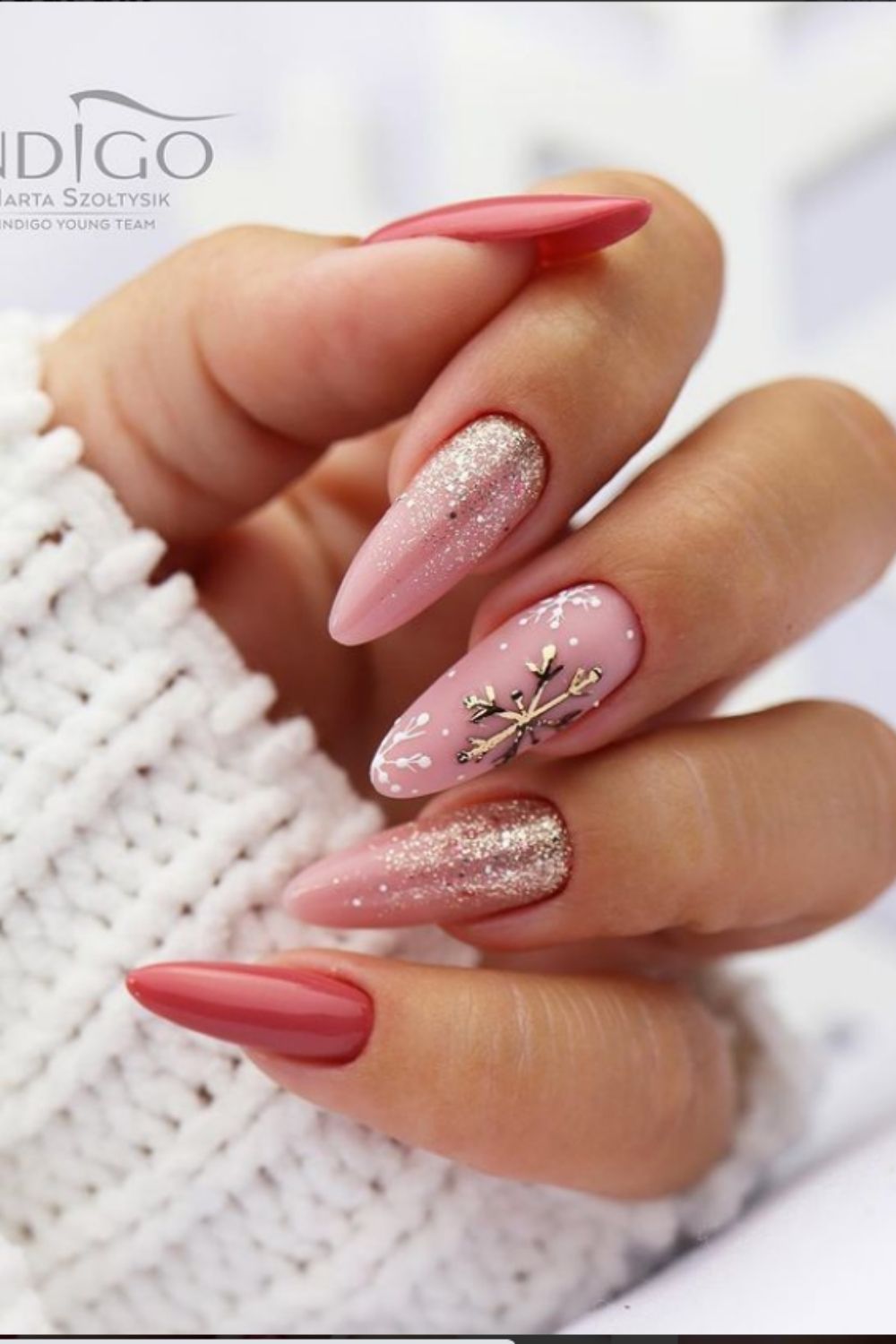 Almond nails with glitting