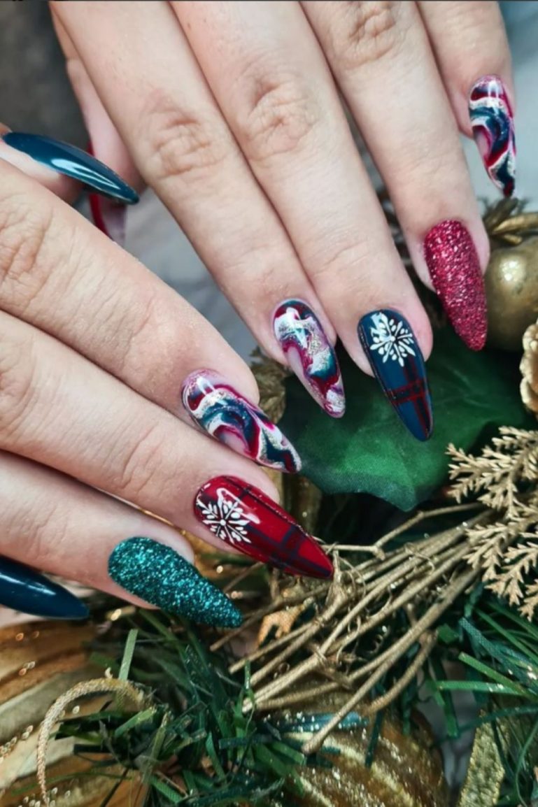 47 Festive Christmas and Holiday Nails You Should Try In 2021