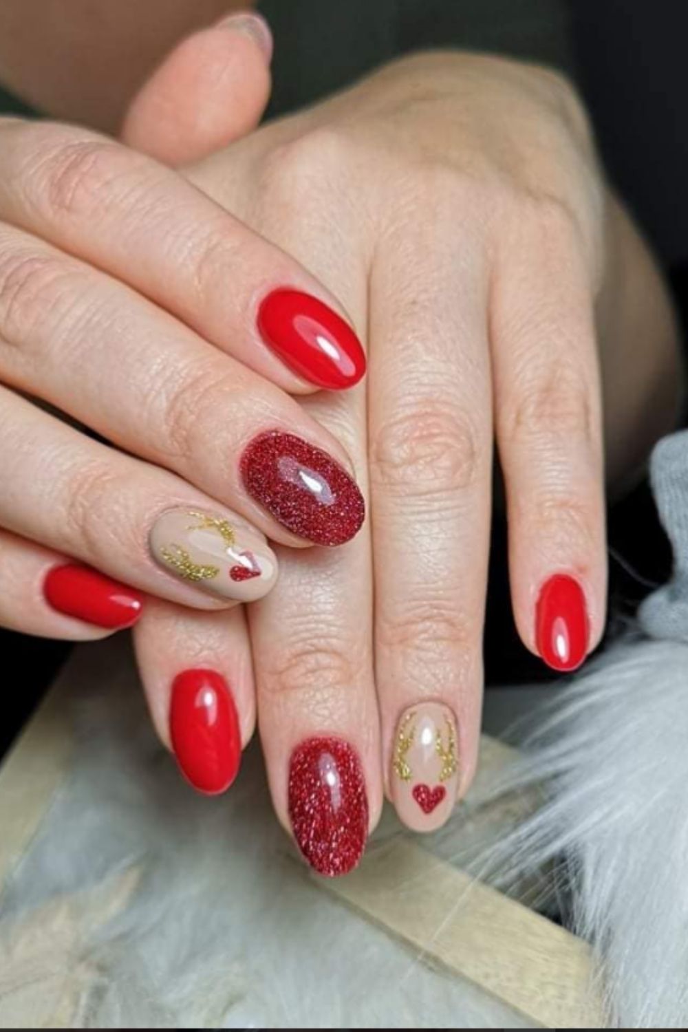 Gold glitter and red winter nail designs