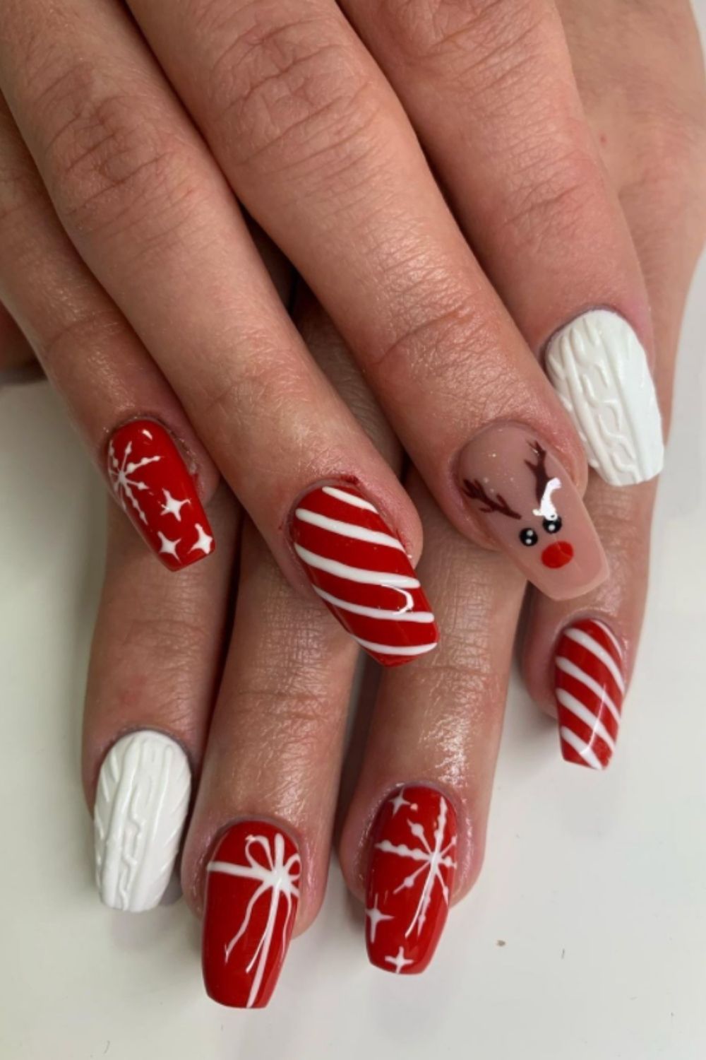 Red and white winter nail designs