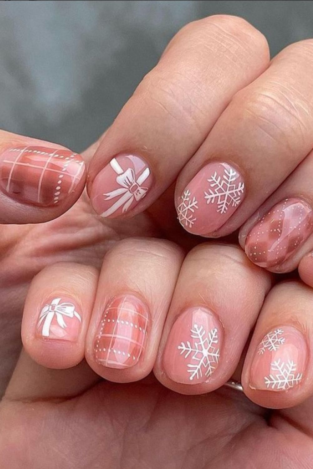  White and pink short nails