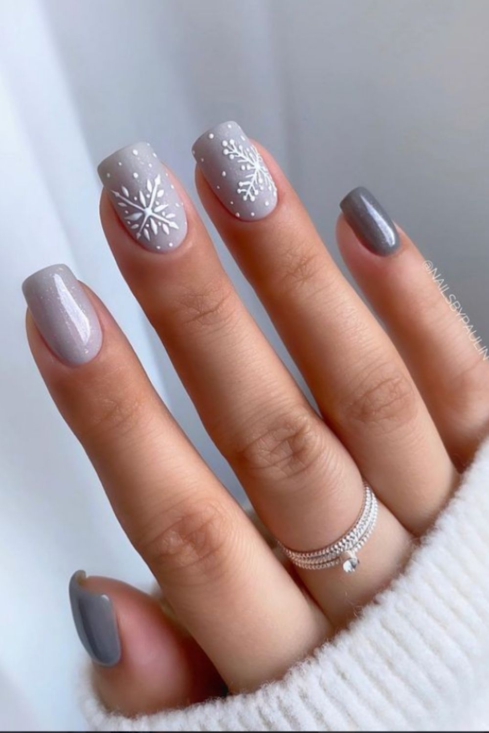 Gray and snowflakes short nails designs