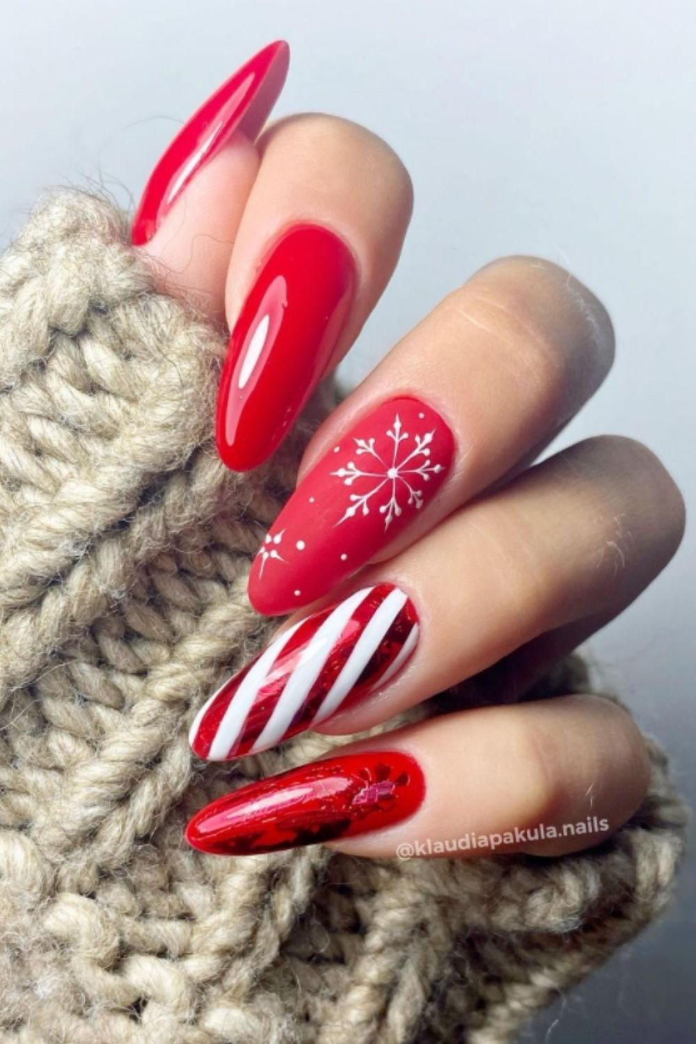 White and red almond nails with snowflake
