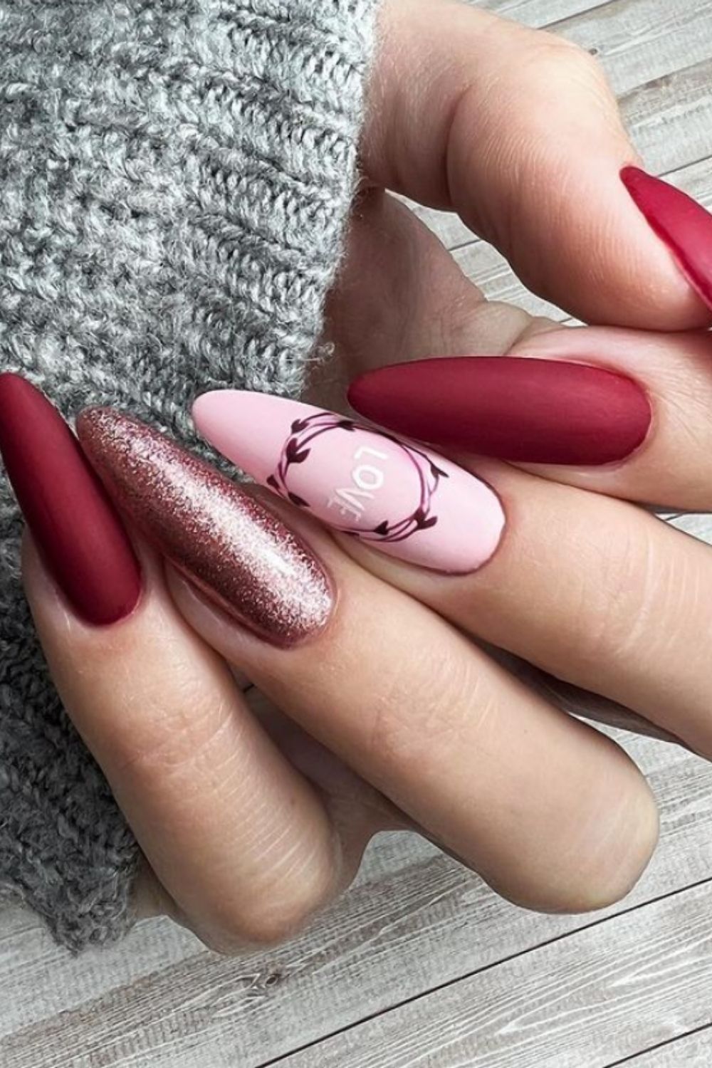 Red and pink almond nail of 2022 Valentine's Day