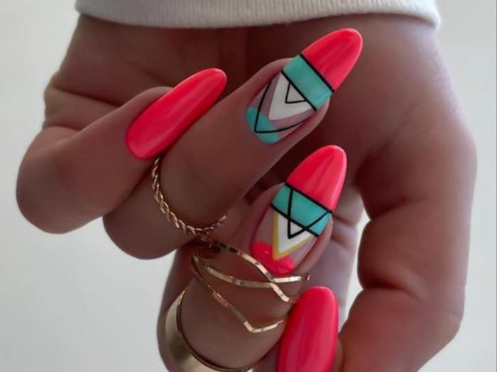 Pretty almond-shaped nail art to try now
