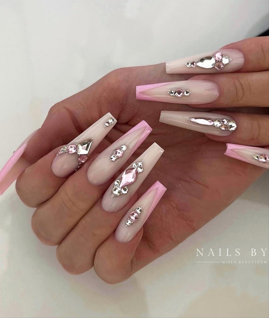 Summer coffin nails inspo 2022 nail trends to wear Page 15 of 40