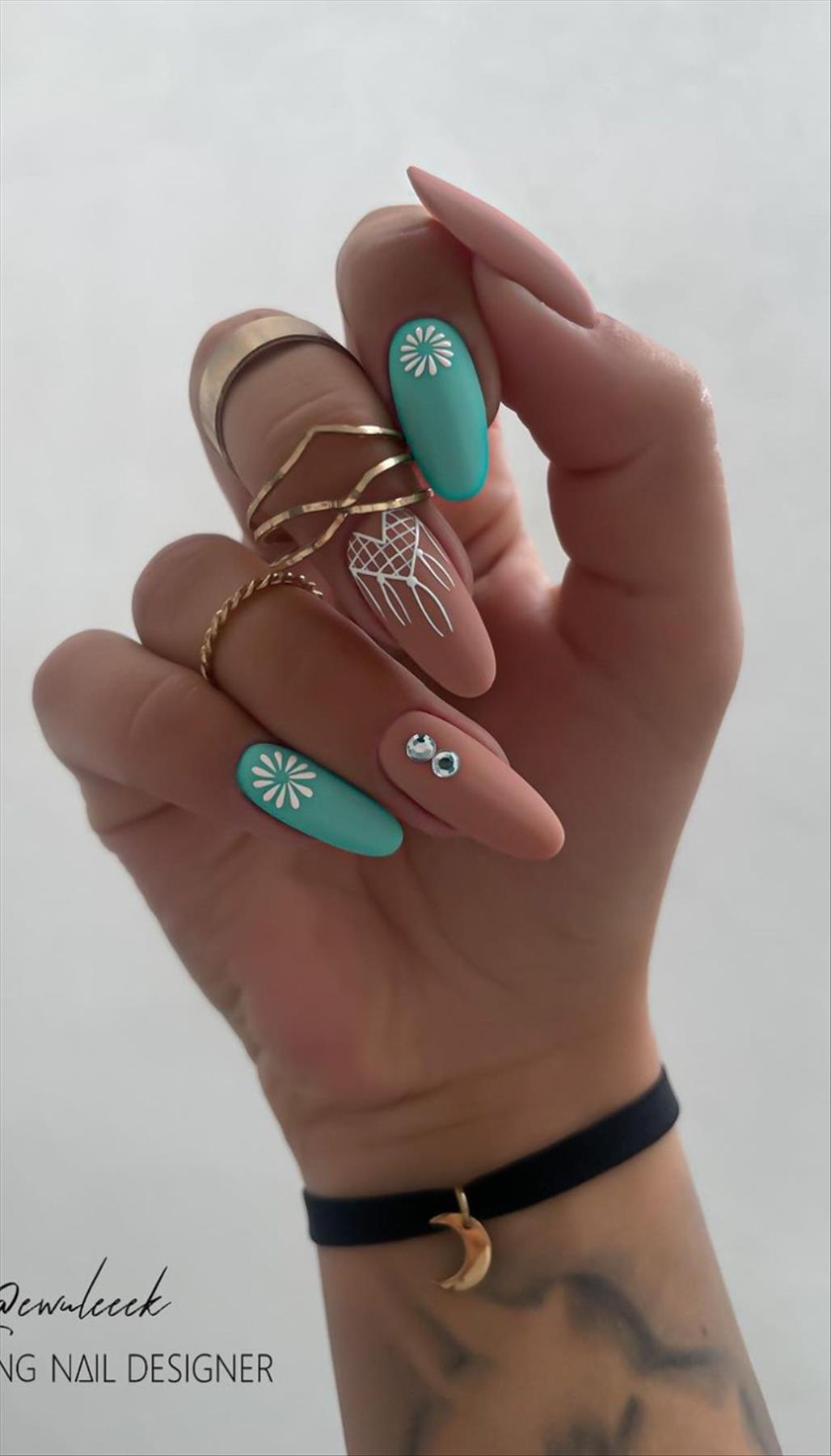 Stylish short almond-shaped nails to get inspired