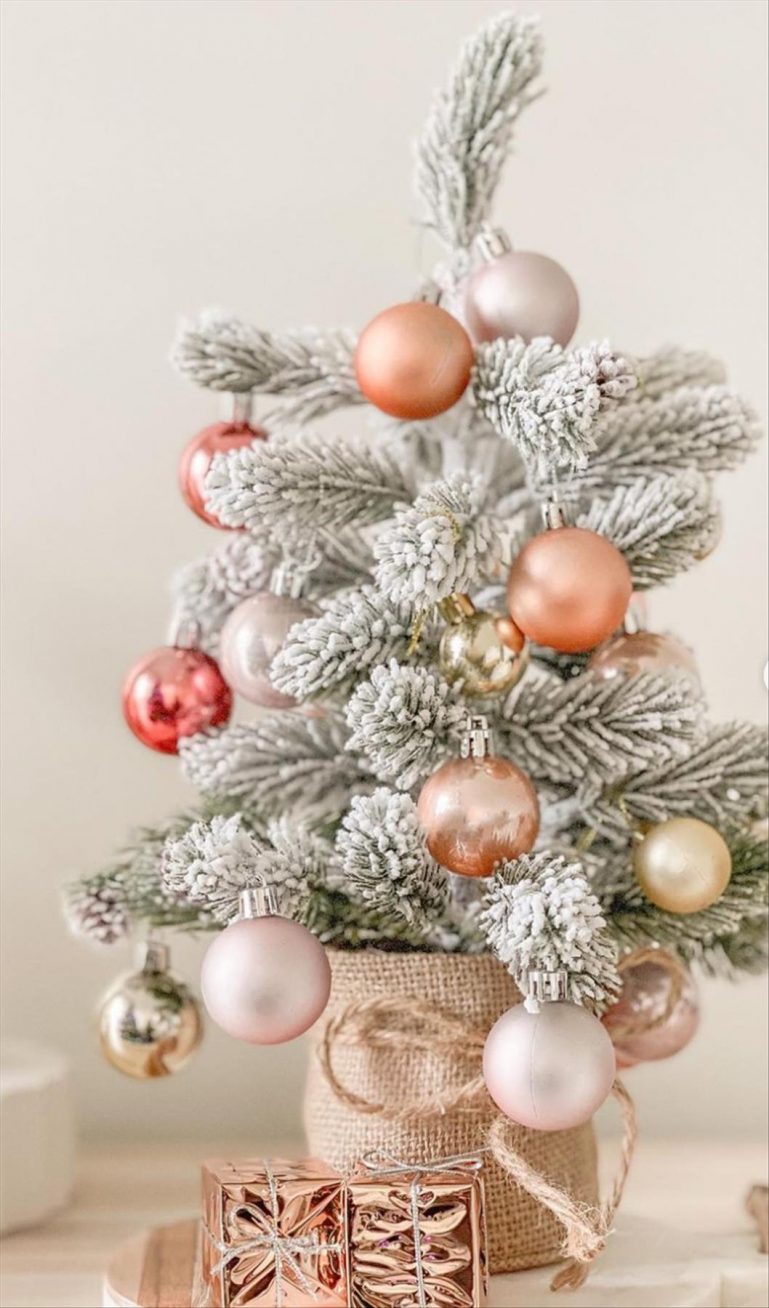 38 Festive Christmas tree decoration ideas for 2022 - Lily Fashion Style