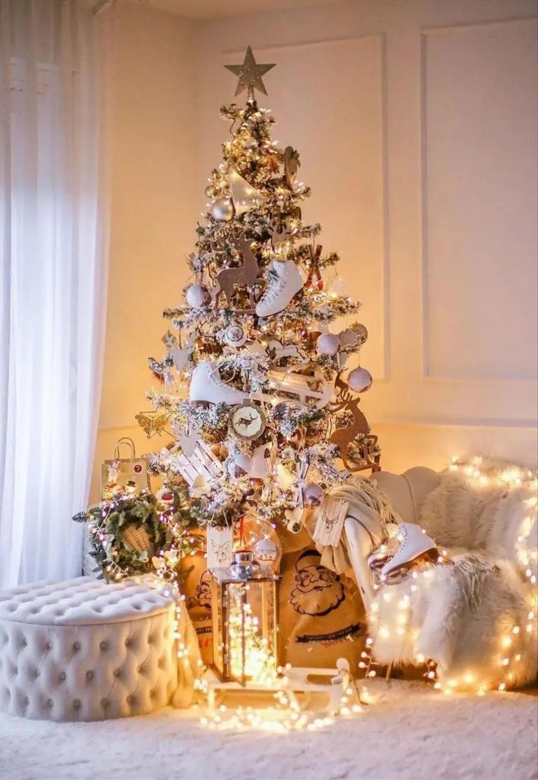 38 Festive Christmas tree decoration ideas for 2022 - Lily Fashion Style