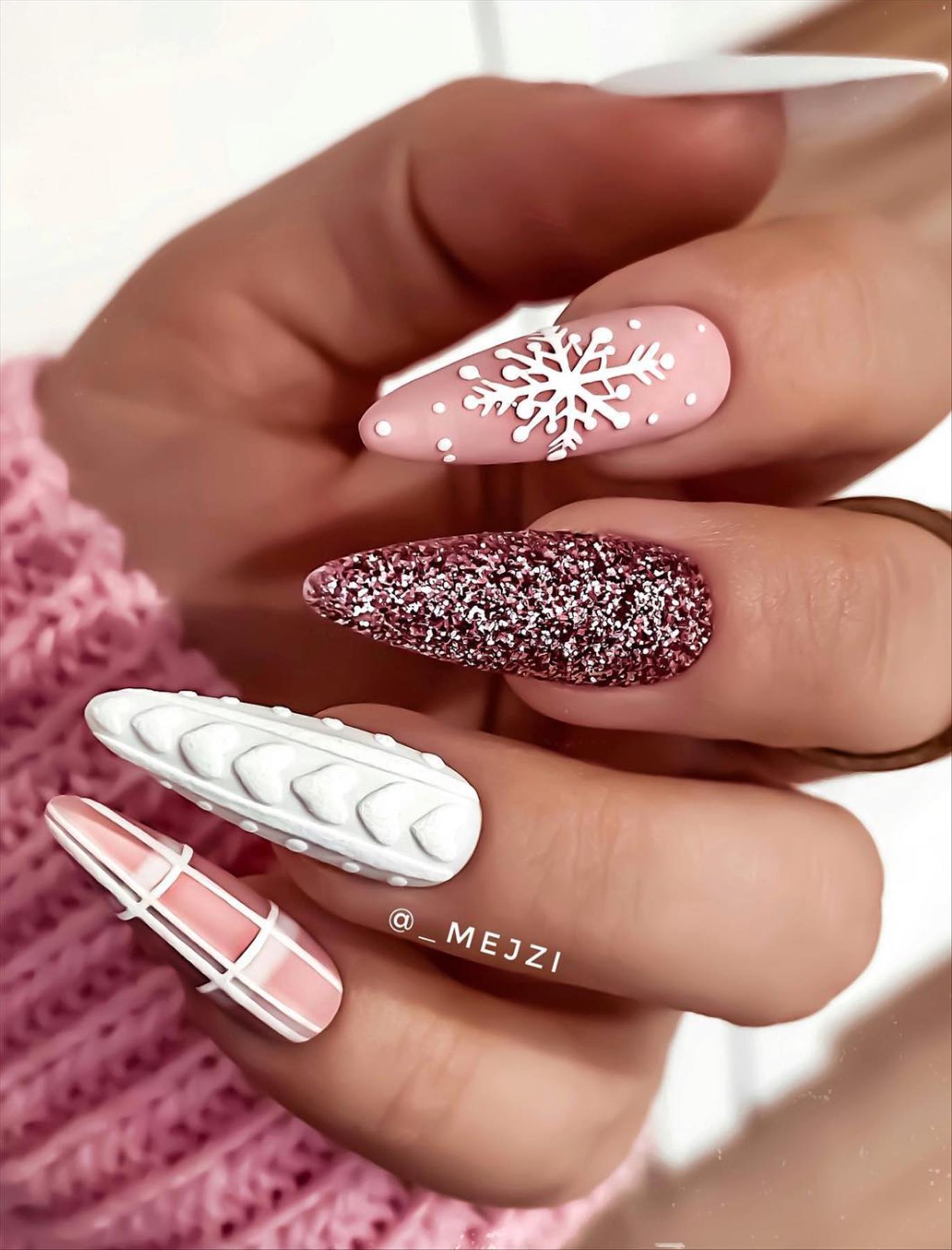 Merry Christmas nail designs to get inspired in 2022