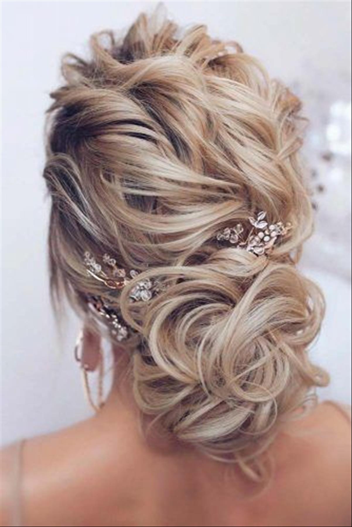 Classic prom hairstyle for long hair to try in 2023