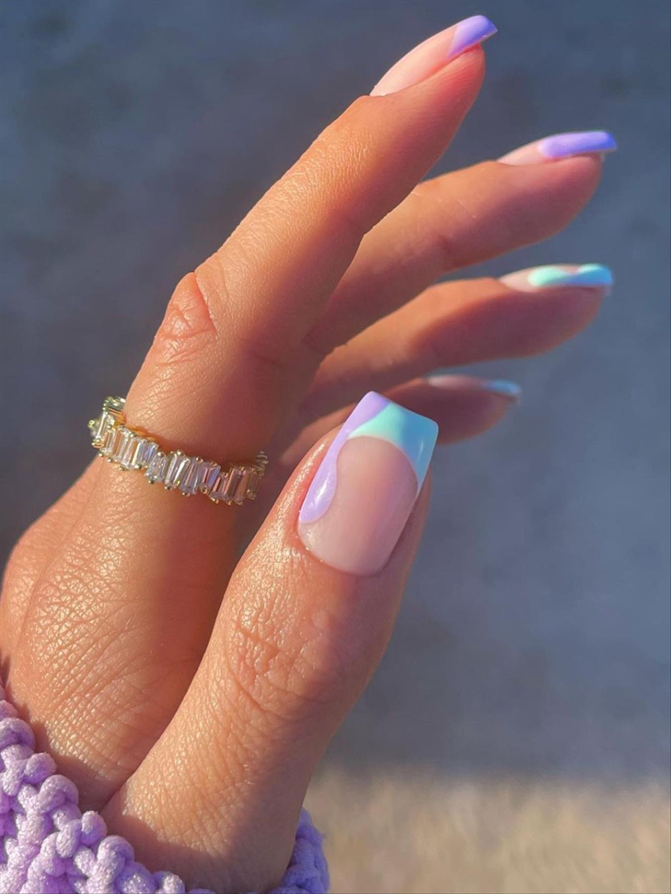 Elegant spring abstract nails and swirl nails to try