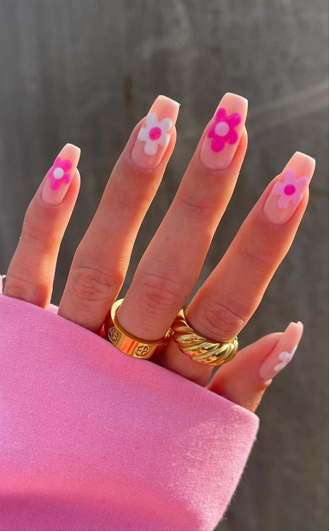 Elegant spring abstract nails and swirl nails to try