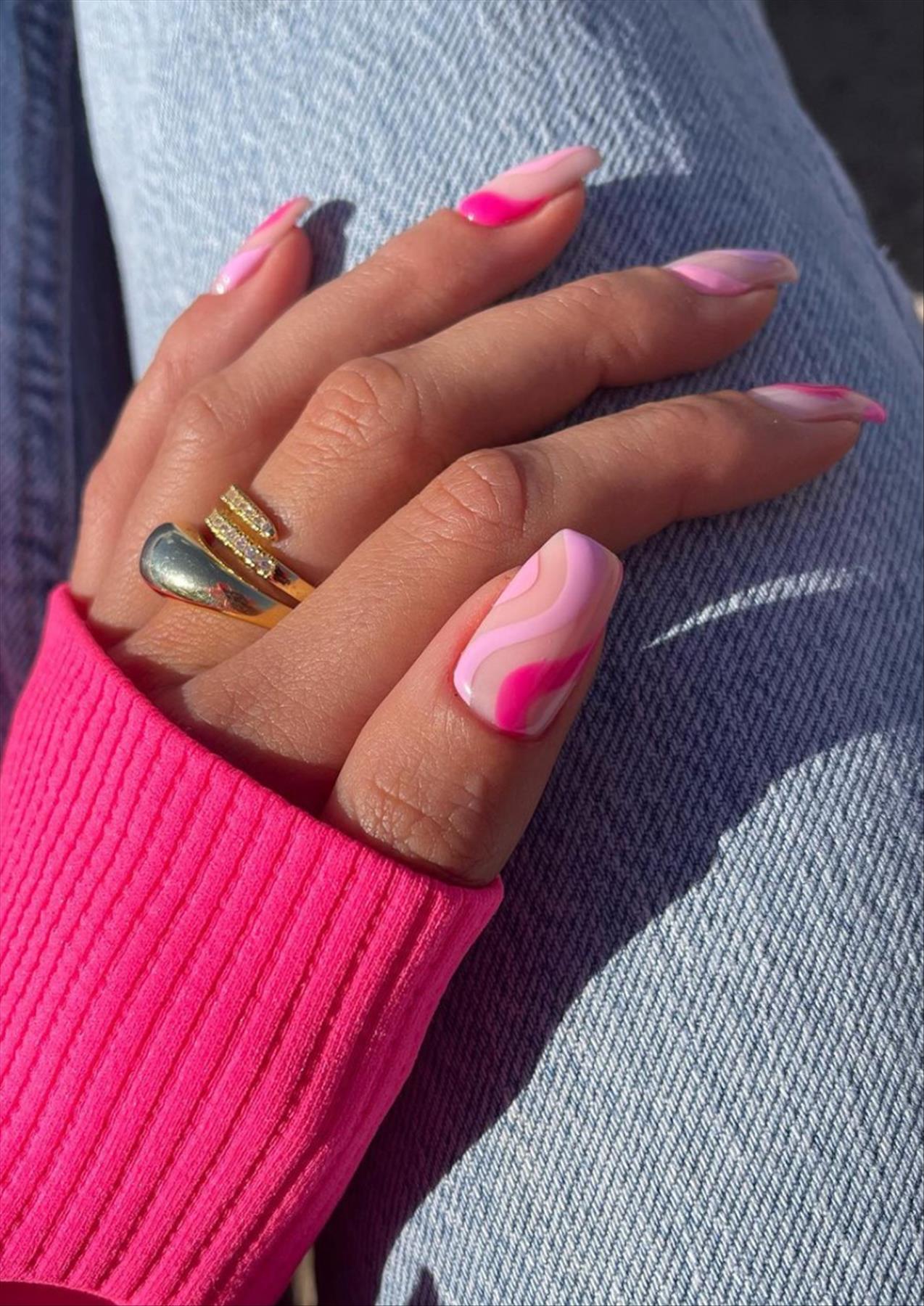 Elegant spring abstract nails and swirl nails to try