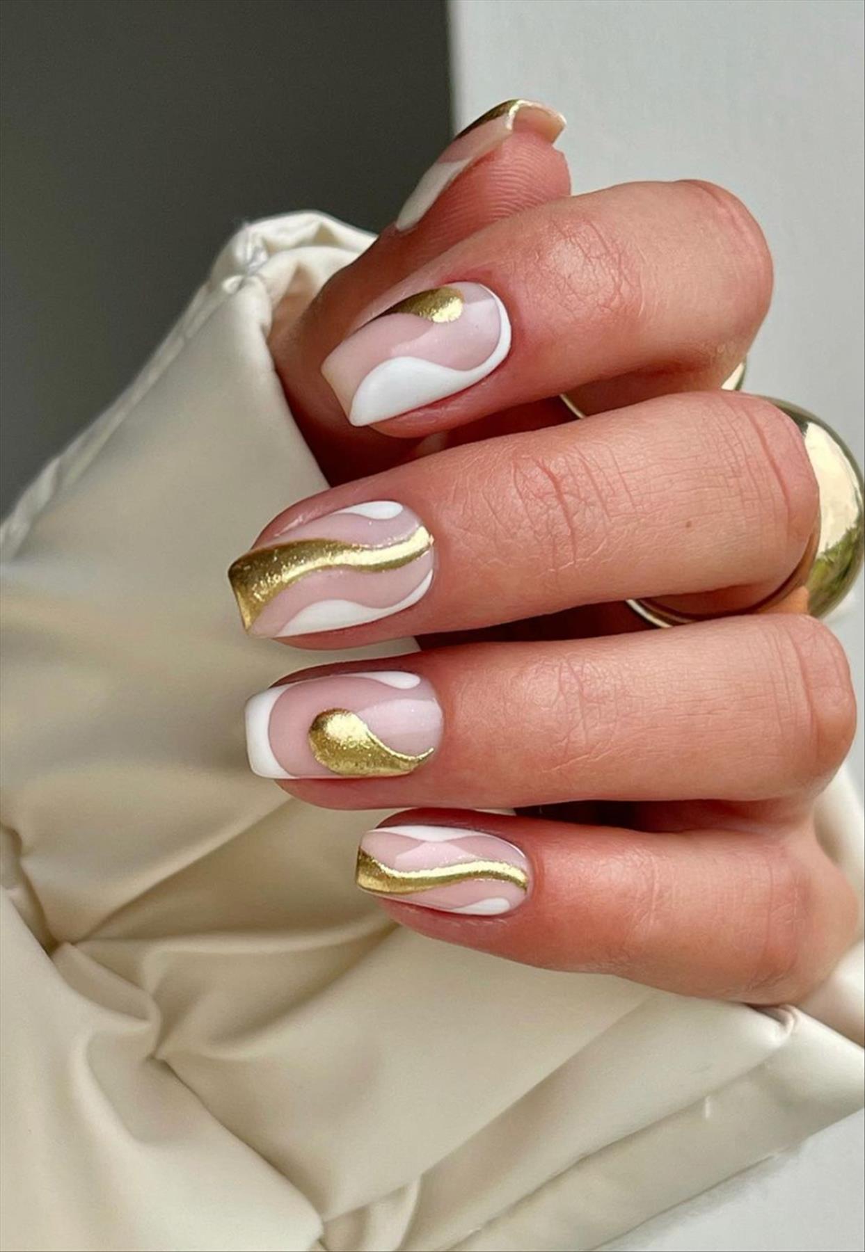 Elegant spring abstract nails and swirl nails to try