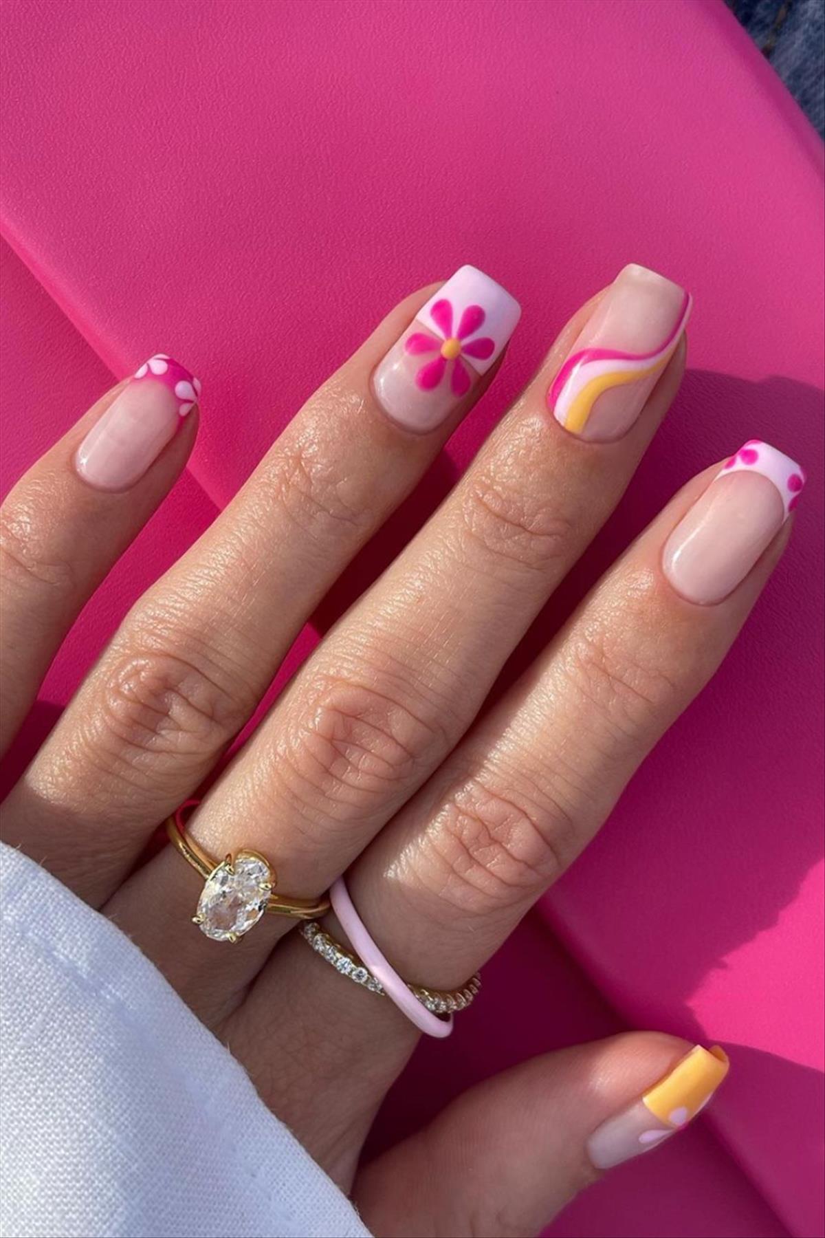 Elegant spring abstract nails and swirl nails to try