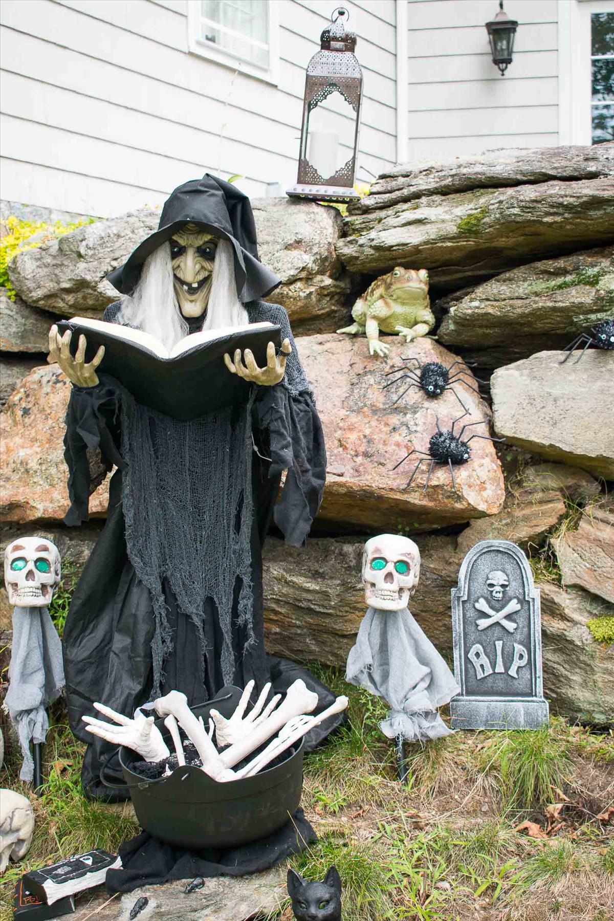 29 Creepy Halloween Decoration Outdoor Ideas in 2023