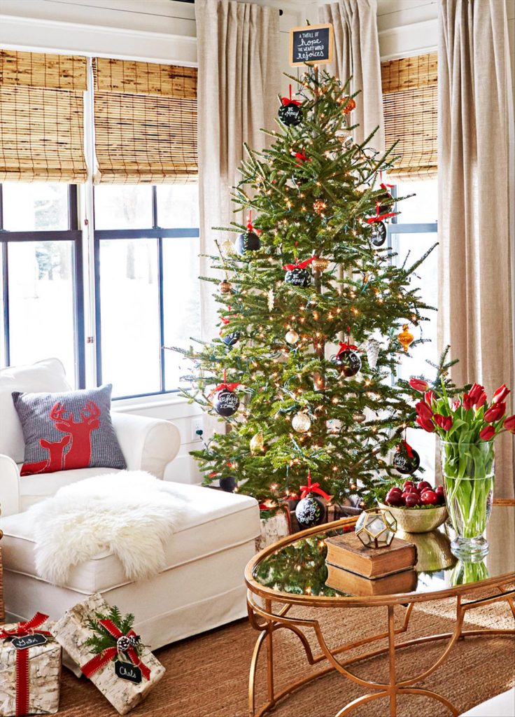40 Stunning Christmas Living Room Decor Ideas for 2023
