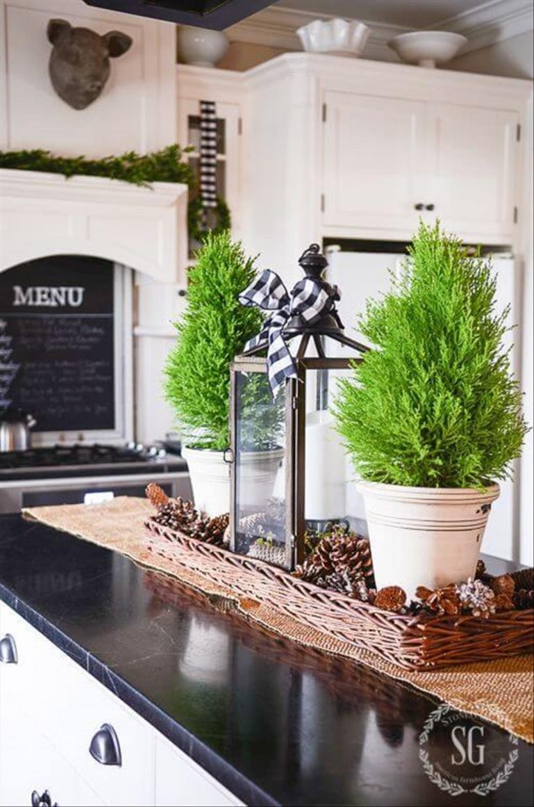 30+ Pretty Christmas Centerpiece Ideas For Table in 2023