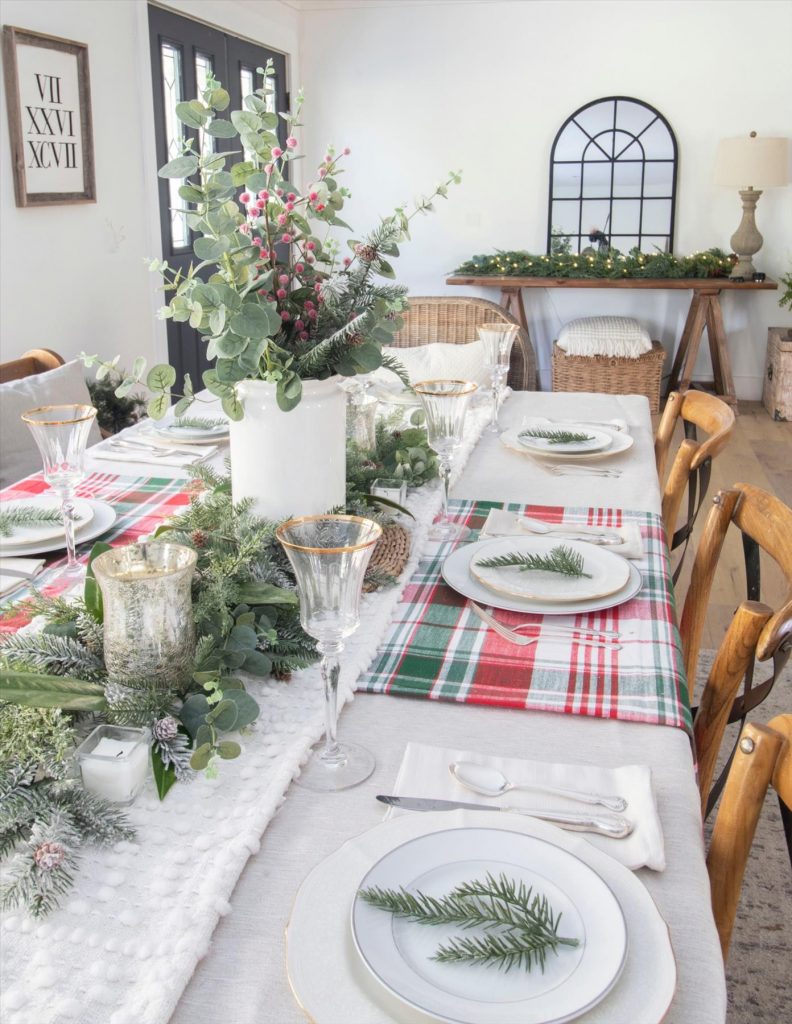 30+ Pretty Christmas Centerpiece Ideas For Table in 2023