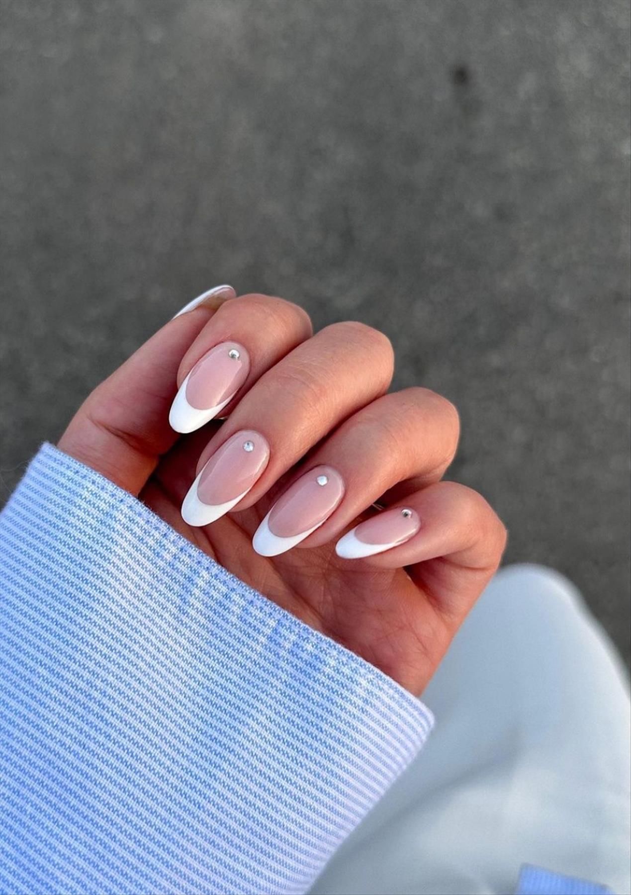Glitter & Shimmy Winter Nails 2023 trends to wear now